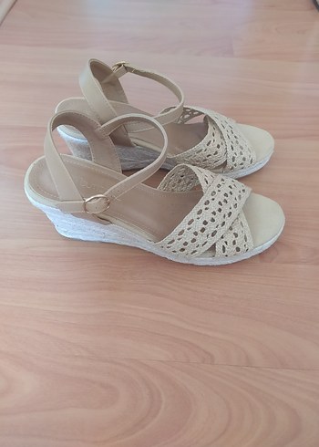 Bej Dantel Detaylı Dolgu Topuk Kadın Sandalet - Görsel 3