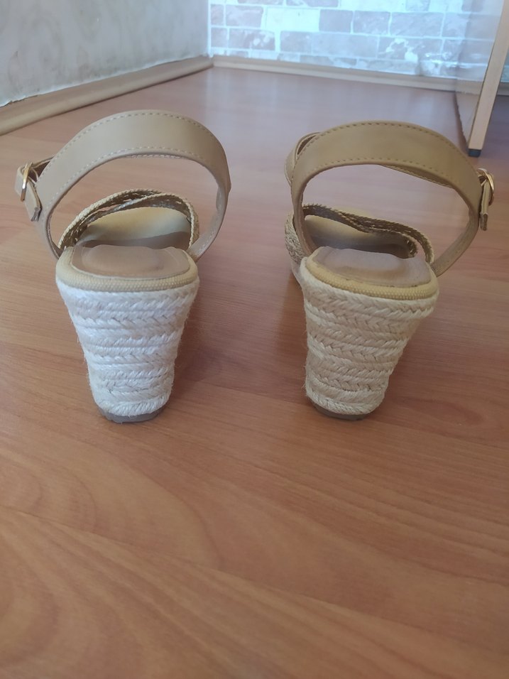 Bej Dantel Detaylı Dolgu Topuk Kadın Sandalet - Görsel 5