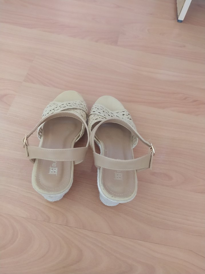 Bej Dantel Detaylı Dolgu Topuk Kadın Sandalet - Görsel 4