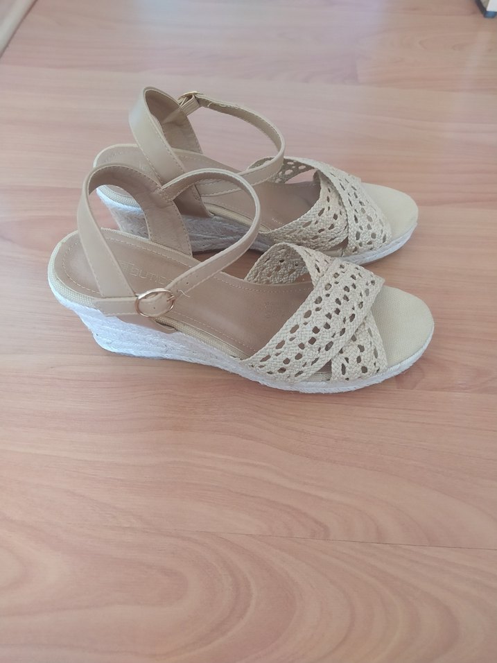 Bej Dantel Detaylı Dolgu Topuk Kadın Sandalet - Görsel 3