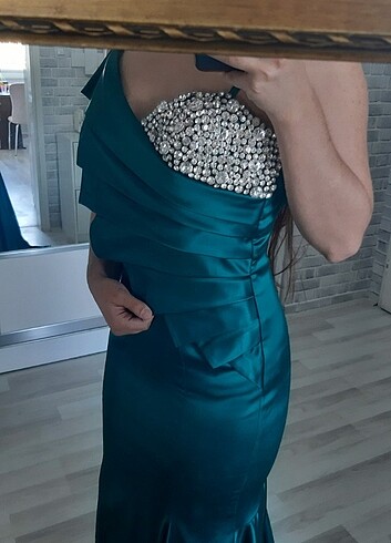 Zümrüt yeşili abiye gece elbisesi - Görsel 2