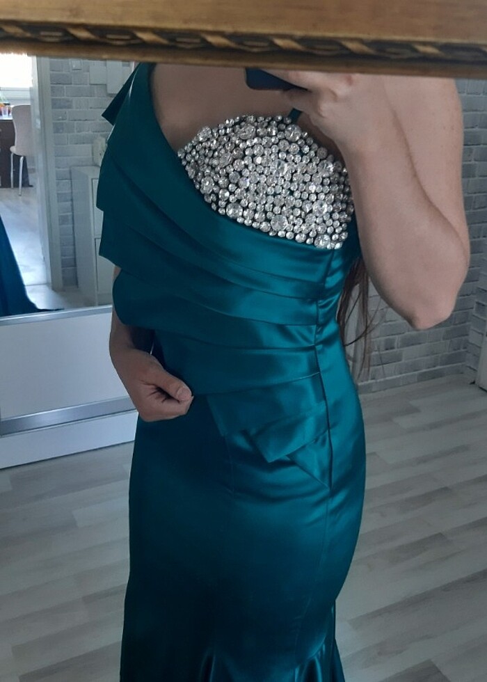 Zümrüt yeşili abiye gece elbisesi - Görsel 2