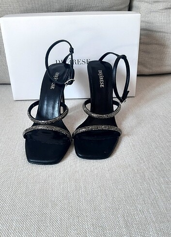 Siyah ince taşlı topuklu ayakkabı  - Görsel 7