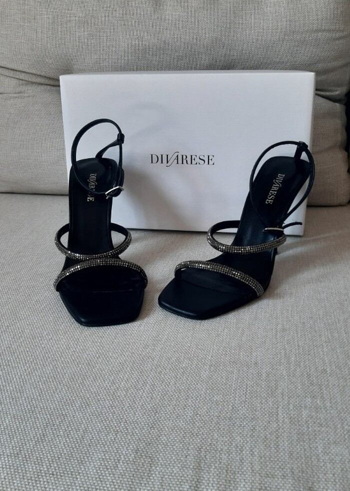 Siyah ince taşlı topuklu ayakkabı  - Görsel 2