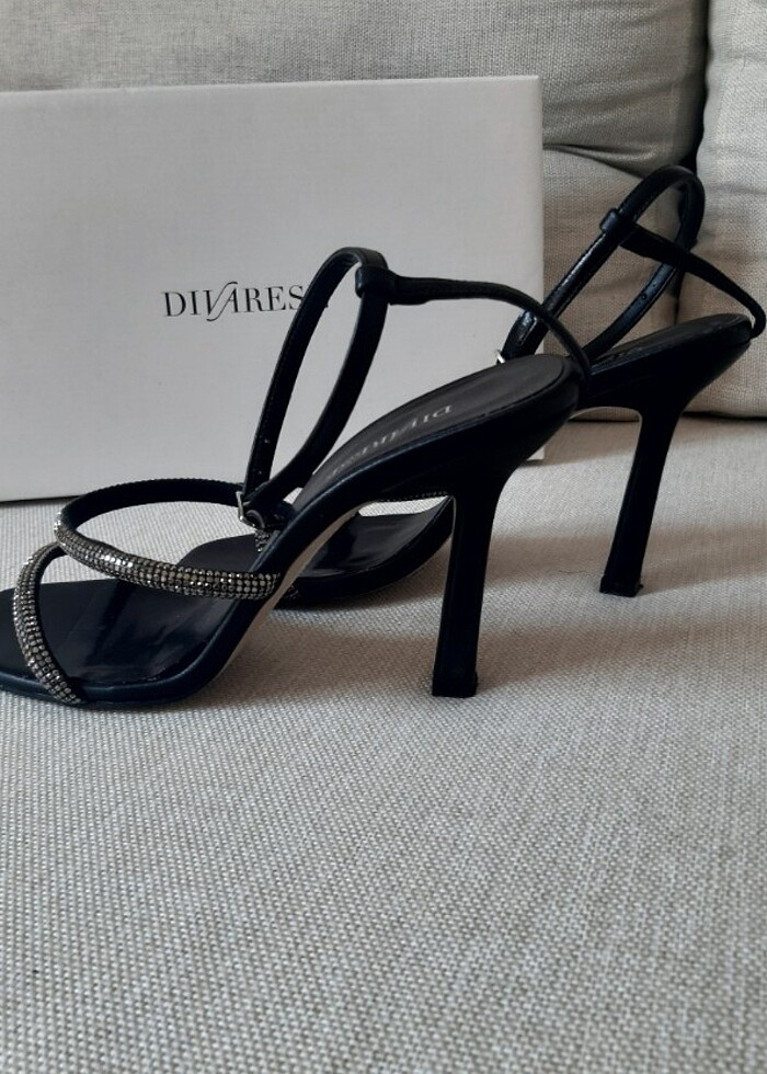 Siyah ince taşlı topuklu ayakkabı  - Görsel 3