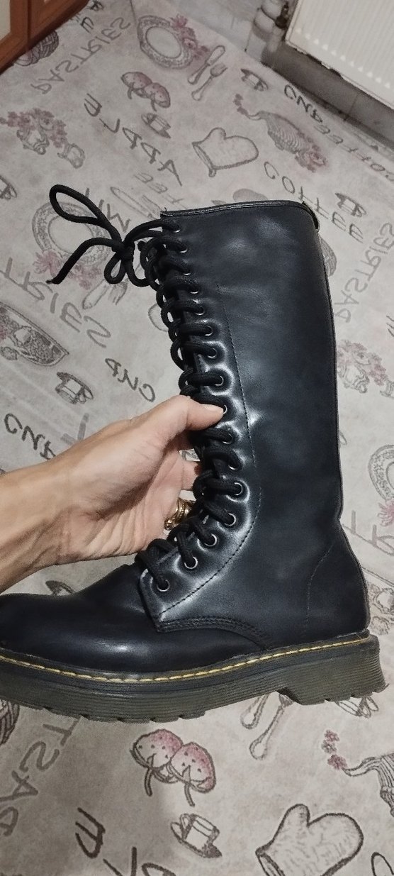 voiceofanangel marka Siyah Deri bot 36 numara sifirdan farksız. - Görsel 3