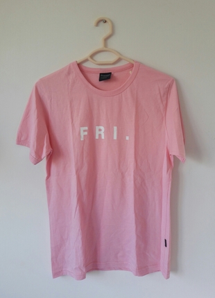 Pembe tişört