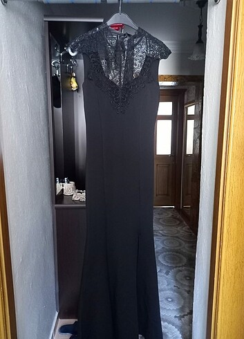 Siyah dantel detaylı elbise 