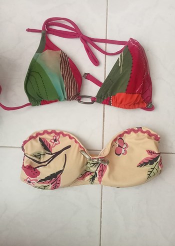 Renkli, bağcıklı kadın bikini üstü