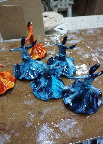 Beden Renkli El Yapımı Dans Eden Figürler