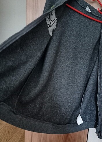 13-14 Yaş Beden DeFacto kapşonlu fermuarlı sweatshirt . Termal line sıcak tutar.