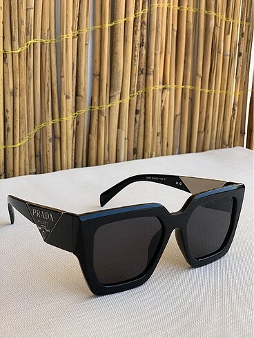  Beden Prada güneş gözlüğü
