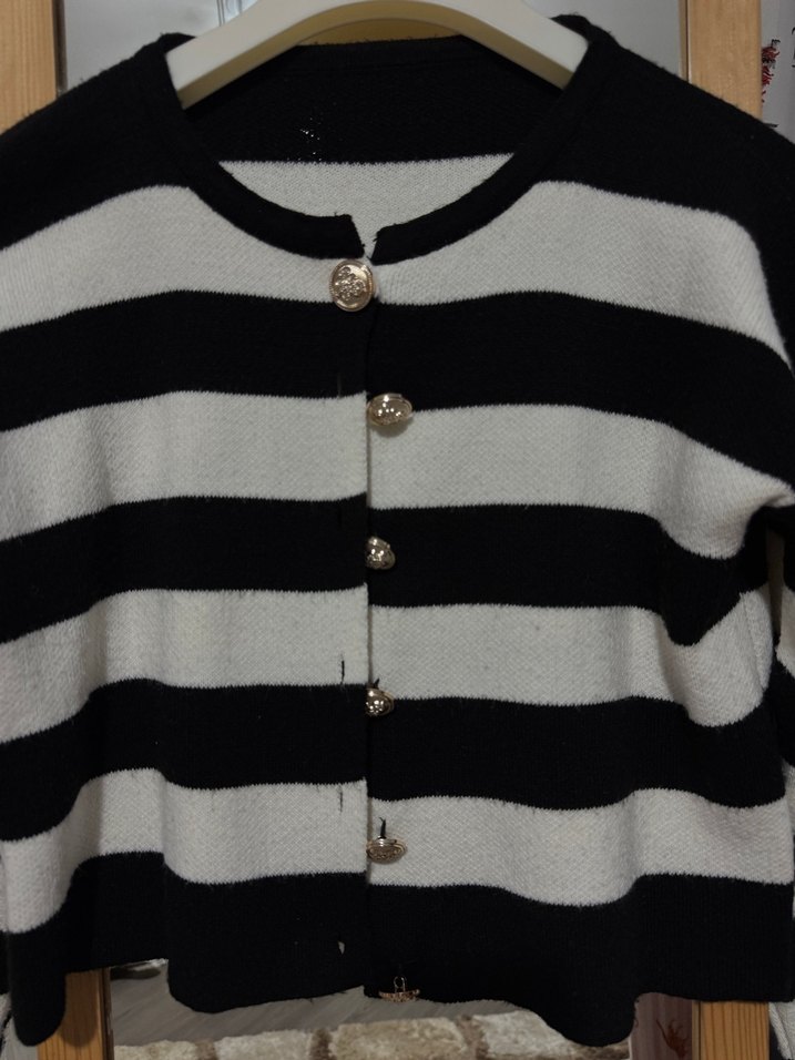 Düğmeli Siyah Beyaz Çizgili Hırka - Görsel 2