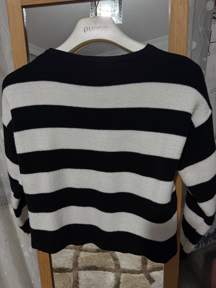 Düğmeli Siyah Beyaz Çizgili Hırka - Görsel 3