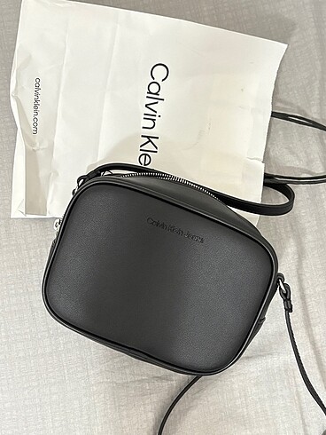  Beden calvin klein siyah askılı çanta