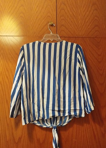 Mavi Çizgili V Yaka Bağlamalı Gömlek - Görsel 2