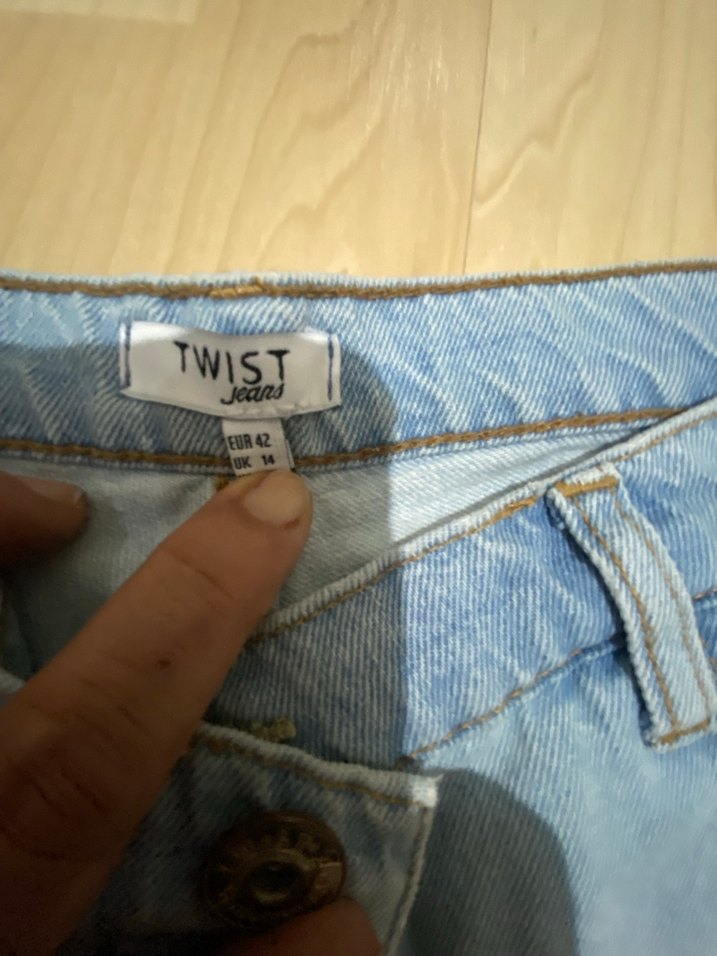 Çiçek Desenli Düğmeli Mavi Kot Pantolon - Görsel 2