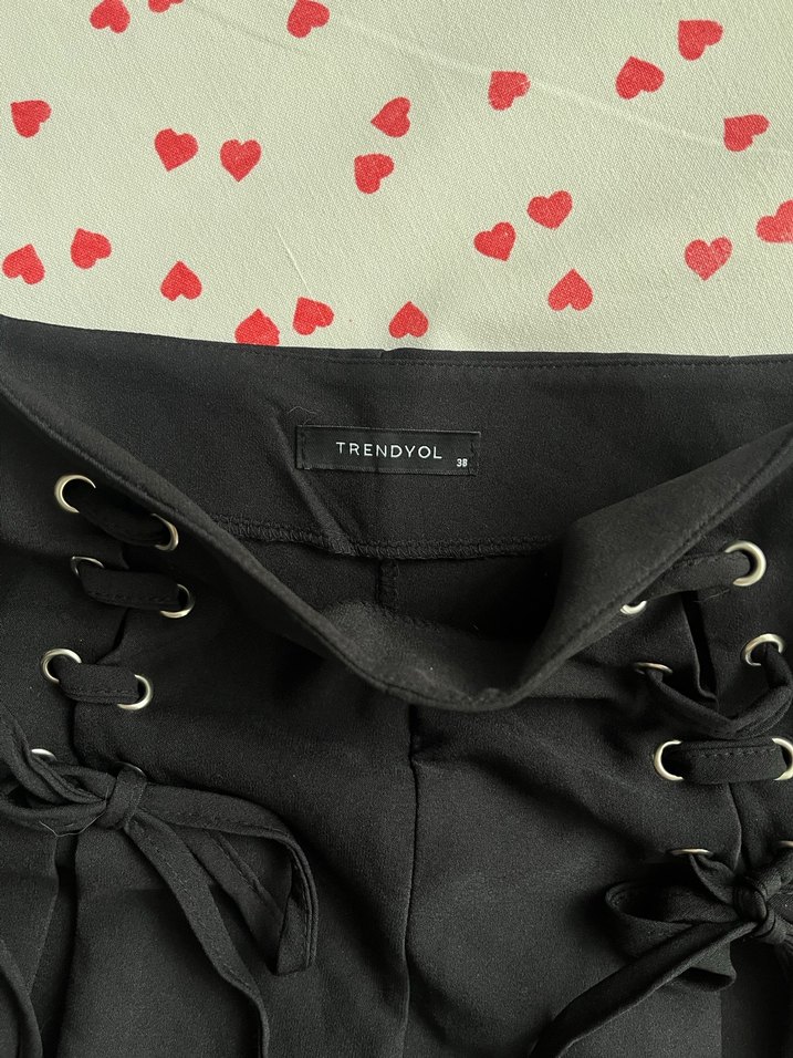 Kuş Gözü Detaylı Bağlamalı Siyah Gotik Mini Şort Etek - Görsel 2