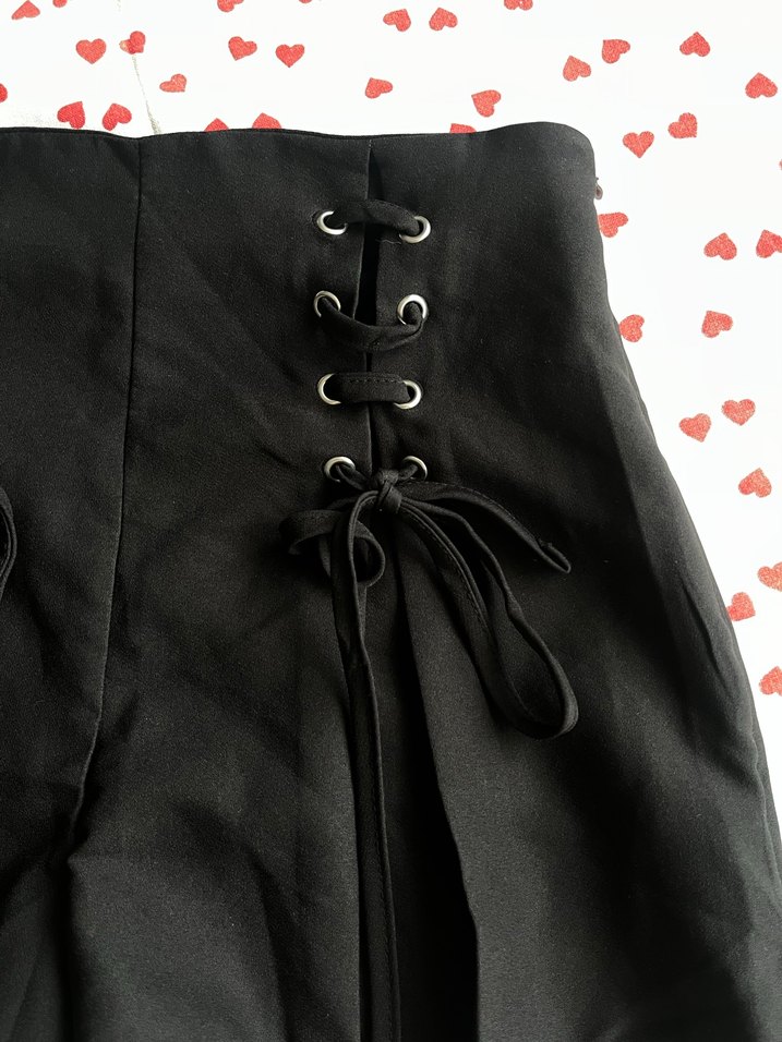 Kuş Gözü Detaylı Bağlamalı Siyah Gotik Mini Şort Etek - Görsel 3