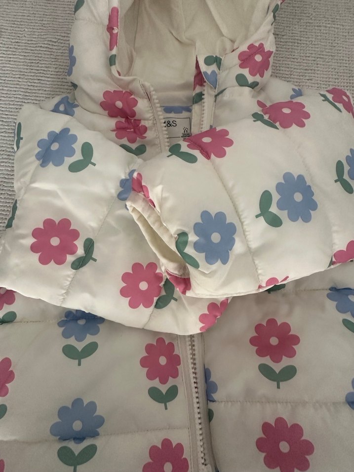 Marks and Spencer Kız Çocuk Çiçek Desenli Kapüşonlu Mont - Görsel 3