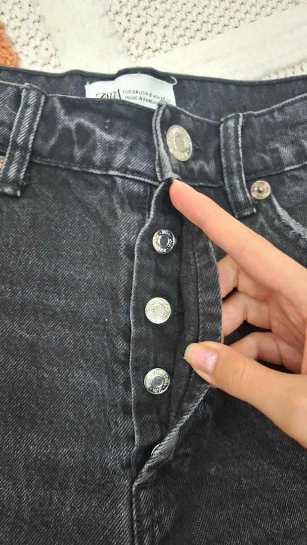 zara Siyah Yırtık Mini Kot Şort - Görsel 5