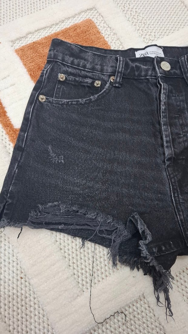 zara Siyah Yırtık Mini Kot Şort - Görsel 2