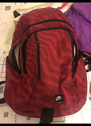 Kırmızı bölmeli sırt çantası