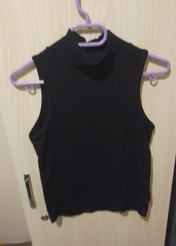 Siyah Yüksek Yakalı Kolsuz Crop Top - Görsel 2