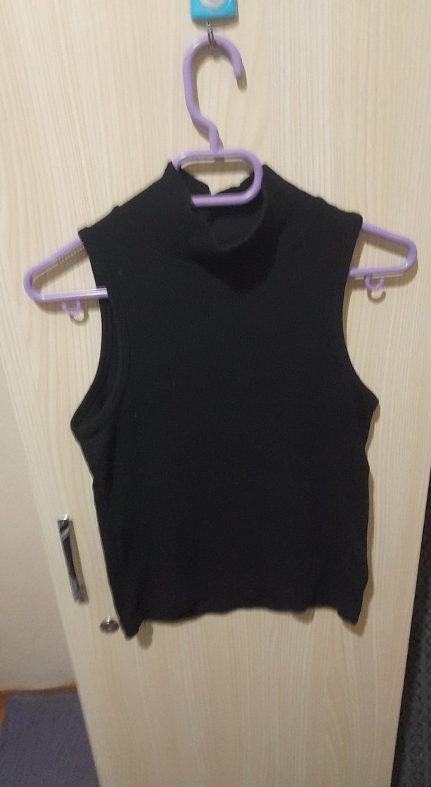 Siyah Yüksek Yakalı Kolsuz Crop Top - Görsel 2