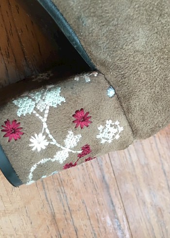 Nakışlı Süet Topuklu Kadın Ayakkabı - Görsel 4