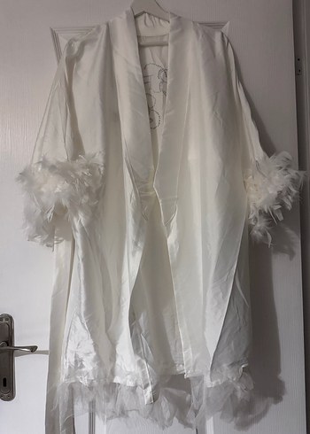 Beyaz Uzun Kadın Sabahlık Tüy Detaylı - Görsel 4