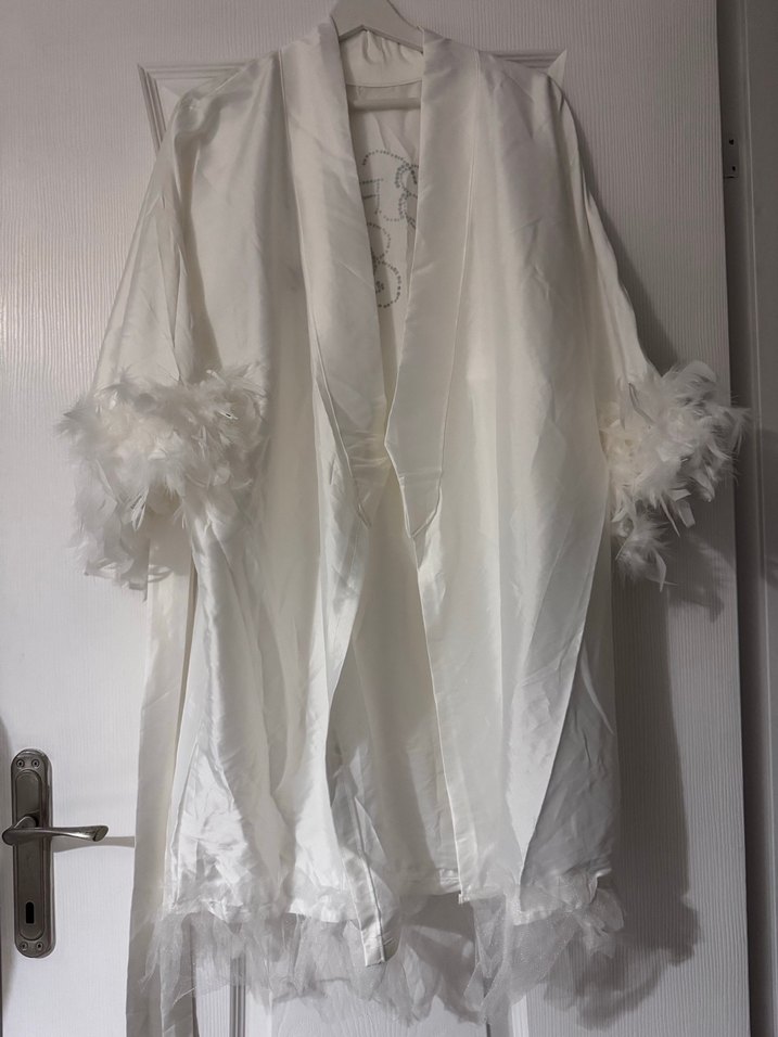 Beyaz Uzun Kadın Sabahlık Tüy Detaylı - Görsel 4