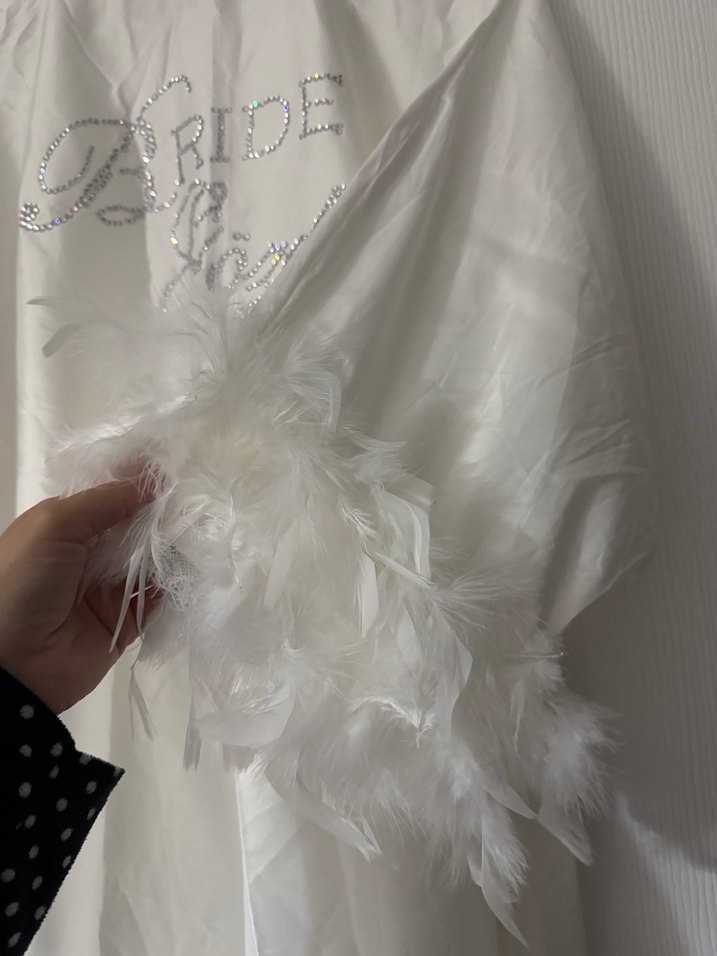 Beyaz Uzun Kadın Sabahlık Tüy Detaylı - Görsel 3