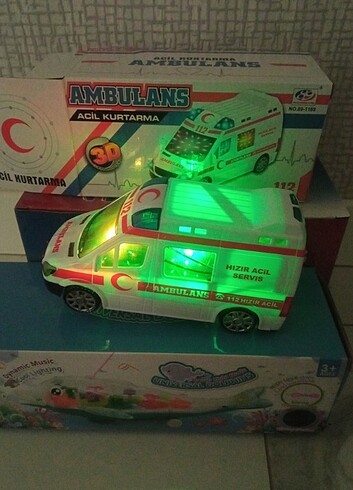 Sesli ışıklı siren çalan ambulans