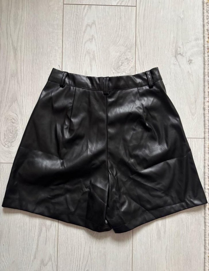 Düğmeli Siyah Deri Mini Şort - Görsel 2