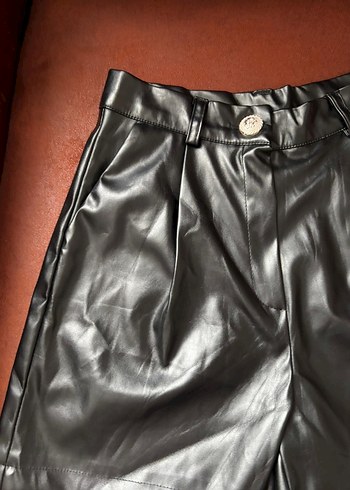 Siyah Deri Mini Şort - Görsel 4