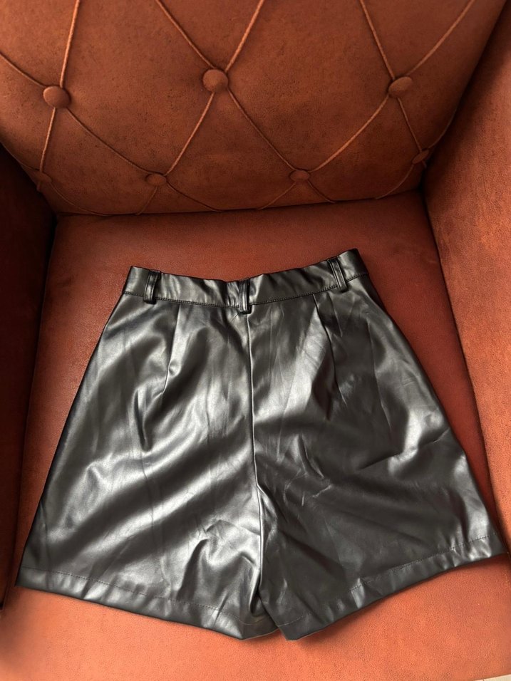 Siyah Deri Mini Şort - Görsel 3