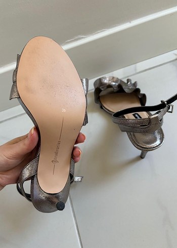 Klasik Zarafet Metalik Topuklu Kadın Ayakkabı - Görsel 3