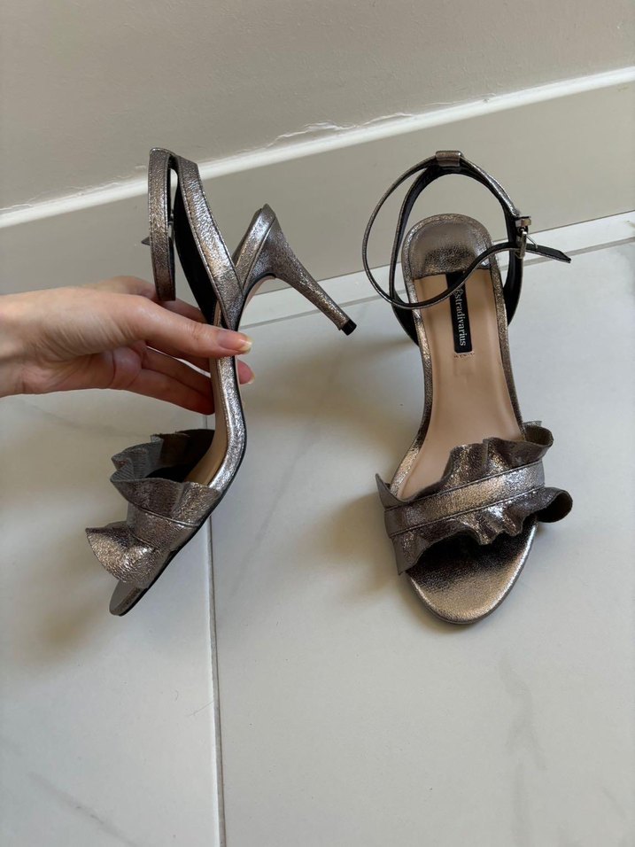 Klasik Zarafet Metalik Topuklu Kadın Ayakkabı - Görsel 2