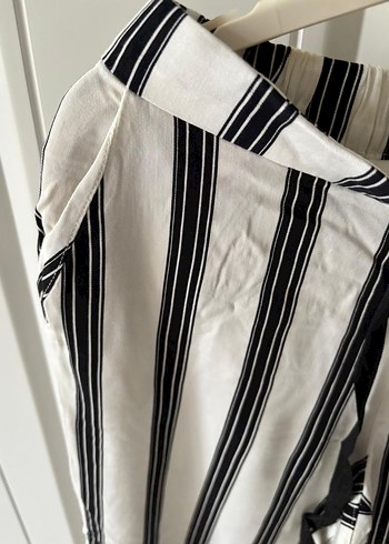 Beyaz Gri Çizgili Pilili Rahat Kadın Pantolon - Görsel 3