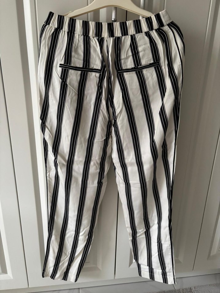 Beyaz Gri Çizgili Pilili Rahat Kadın Pantolon - Görsel 2