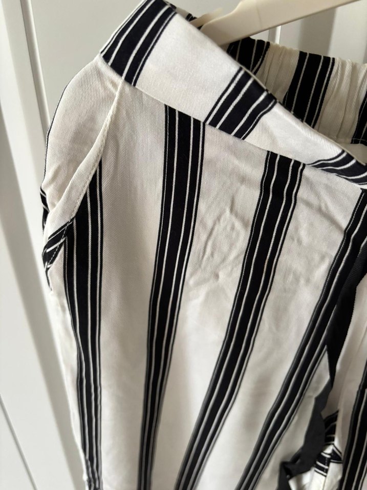 Beyaz Gri Çizgili Pilili Rahat Kadın Pantolon - Görsel 3