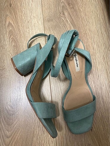 Stradivarius Süet mint yeşili topuklu sandalet