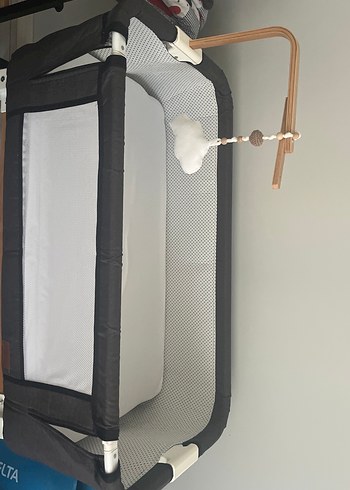 Delta Wellgro Beyaz ve Koyu Renkli Bebek Beşiği