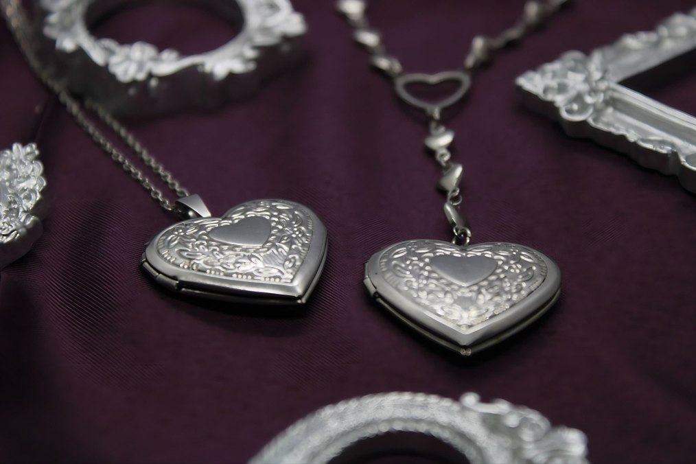 Gri İşlemeli Zincir Detaylı Gotik Kalp Kolye - Görsel 2