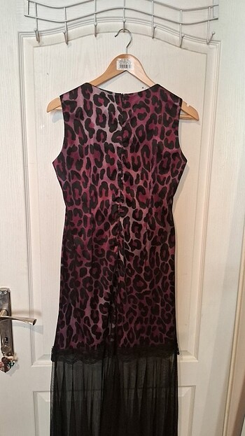 Abiye elbise, leopar desenli, mor ve lila tonlu, tül detaylı. - Görsel 3