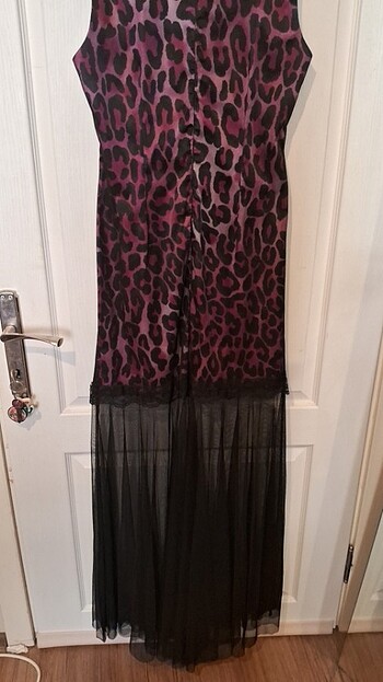 Abiye elbise, leopar desenli, mor ve lila tonlu, tül detaylı. - Görsel 4