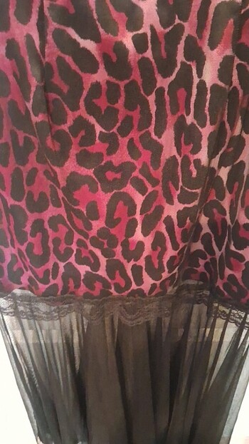 Abiye elbise, leopar desenli, mor ve lila tonlu, tül detaylı. - Görsel 5