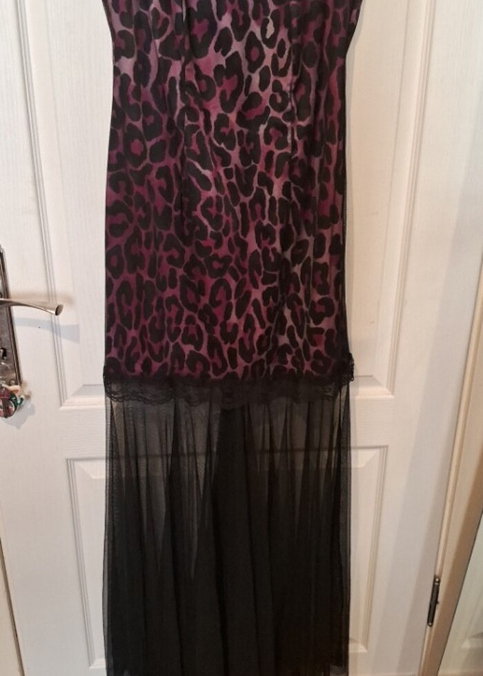 Abiye elbise, leopar desenli, mor ve lila tonlu, tül detaylı. - Görsel 2
