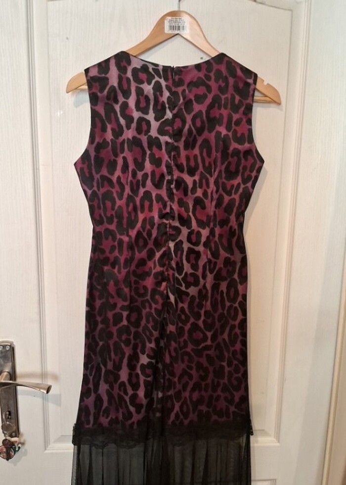 Abiye elbise, leopar desenli, mor ve lila tonlu, tül detaylı. - Görsel 3